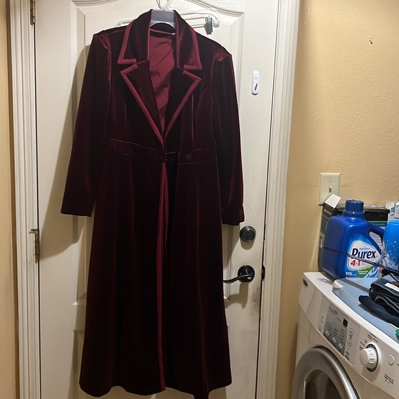 New Women’s Omoone black velvet coat in Medium (I also have it in maroon S) - Picture 9 of 9